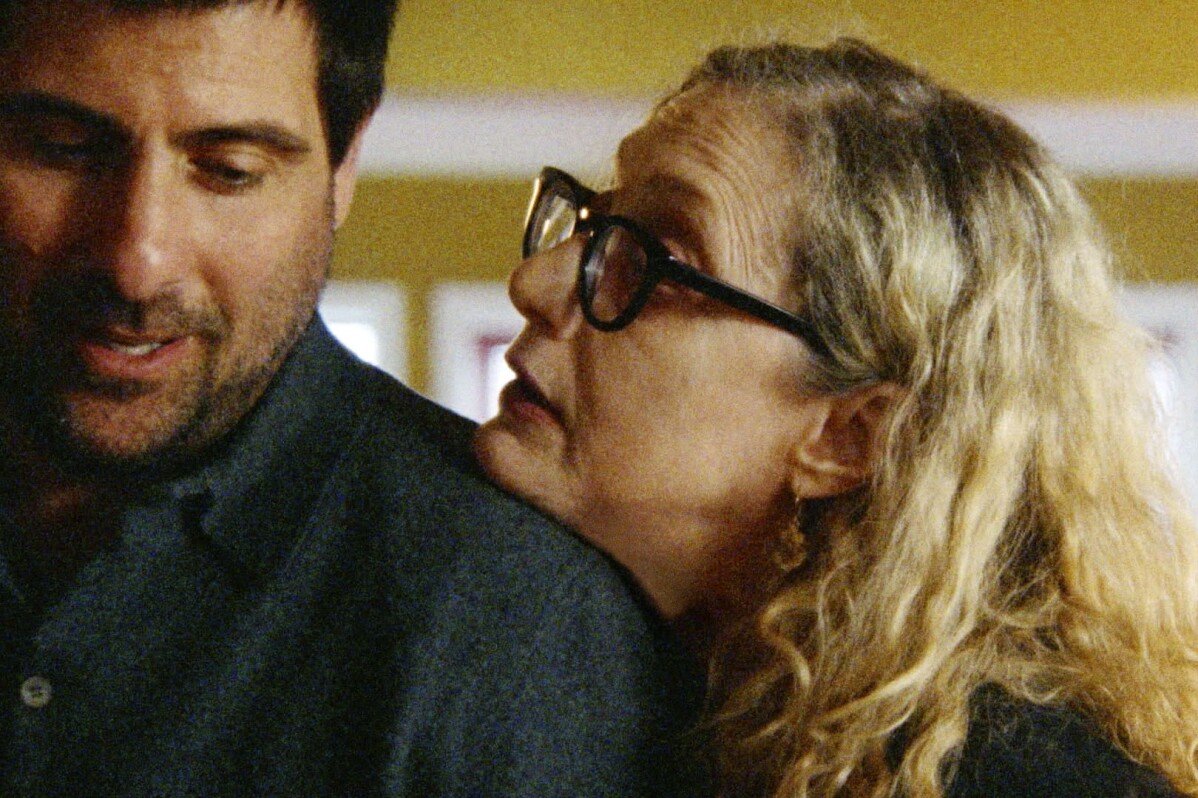 Recensione del film: In 'Between the Temples,' Jason Schwartzman e Carol Kane creano una bellissima musica